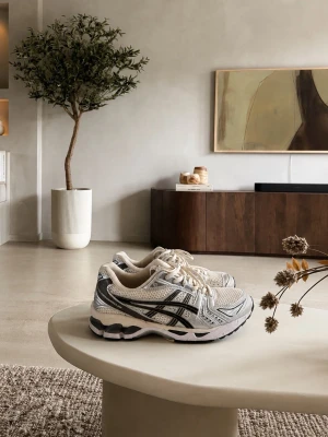 ASICS Gel-Kayano 14 Cream/Black EUR 41.5 - Exklusiva ASICS Gel-Kayano 14 i storlek 41,5 och den eftertraktade färgen Cream/Black. En mycket svårfångad färgställning som inte längre produceras och är slutsåld hos återförsäljare. Just denna modell och färgkombination dyker väldigt sällan upp i så här fint skick, vilket gör dem extra eftertraktade. Återförsäljningsvärdet ligger omkring 5 000 kr. Skorna kombinerar den ikoniska designen med ASICS GEL-teknologi för bra komfort och stötdämpning. Ett riktigt fint par för den som vet vad man leta
