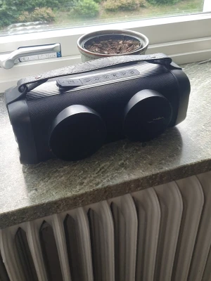 Party BoomBox Nedis Högtalare - Party BoomBox Nedis högtalare inköpt för 1600kr lite solfärgad annars är allting felfritt! 