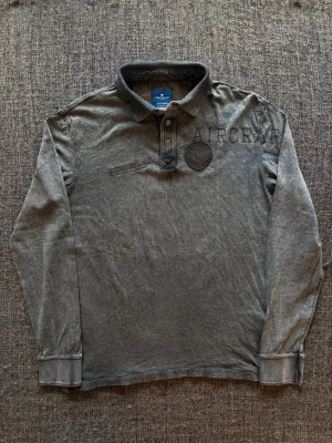 Tom tailor longsleeve ~ vintage  - Sjukt eftertraktad Tom Tailor tröja ~ vintage tvättad modell | st M | färg svart/grå | sjukt snygg naturlig vintage-tvätt med använd karaktär | klassisk passform | sällsynt 2000’s modell | OBS kan gå ner lite i pris vid snabb affär! 🏄
