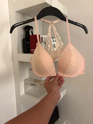 Ljusrosa push-up bh med spetsdetaljer - Säljer en ljusrosa push-up bh med vackra spetsdetaljer och dekorativ rygg. Perfekt för dig som vill ha något både snyggt och bekvämt med extra stöd och fina detaljer. Köpt fr 450kr
