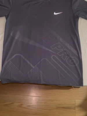 Nike T-shirt - Nike T-shirt. Jätte bra skick. Kan sänka pris om någon vill köper så snart som möjligt. 