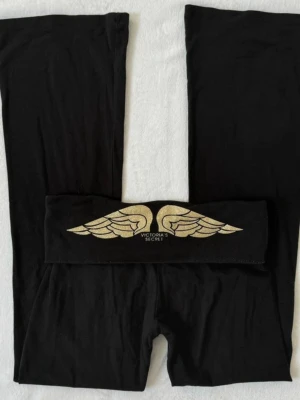 RARE Victoria’s Secret Yoga pants - Lågmidjade flared yoga pants från Victoria’s Secret. Knappt använda. Pris kan diskuteras 🥰