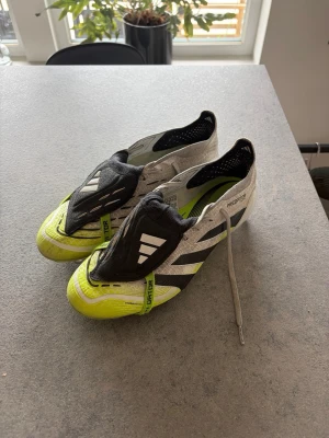 Adidas Predator - Adidas Predator skor. Använda 1-2 månader, väldigt bra skick. Inga defekter. Storlek 42, 2/3. Skriv vid frågor! Pris kan diskuteras!