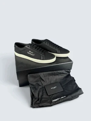 Saint Laurent SL/06 Court Classic Sneakers - Skick: 10/10, helt nya. | Ingår: Allt OG. | Nypris: +- 7000 SEK. | Givetvis äkta! Skriv ifall ni har någon fråga.