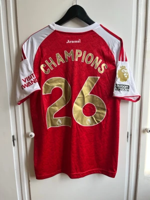 Arsenal FC 2025/26 ”Champions” - Size M - Säljer denna Arsenal tröjan från 25/26 med Champions print. Premier League Champions Edition. Storlek M, hör av dig vid mer frågorn