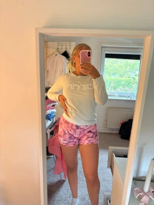 Aimn träningsshorts rosa/lila - stl xs💕💜 - Snygga träningsshorts från aim’n i storlek XS. Rosa/lila mönster med vitt midjeband och aim’n-logga fram på ena benet. Stretchiga och följsamma, perfekta till gym, löpning eller annan träning. Otroligt fint skick. Kom gärna med egna bud! 