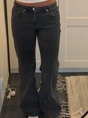 Svarta bootcut jeans med fickdetalj - Så jävligt snygga men har 2 st så säljer ena 
