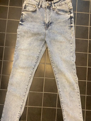 Ljus blå valentino jeans - Säljer ett par ljusblå jeans från valentino med hög midja och klassisk femficksdesign. Jeansen har dragkedjegylf och bälteshällor. Materialet är denim i bomull med en lätt tvättad look. Perfekta för en avslappnad och trendig stil. Säljer pågrund av att de inte passar mig. Ställ frågor och priset är diskuterbart!