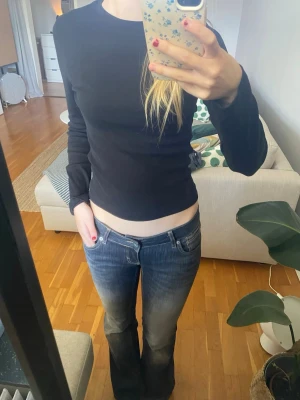 Svart långärmad  topp - Svarttopp i storlek S från BikBok. Figursydd och ribbad. Använd men i bra skick. 💞