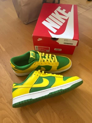 Nike Dunk Low  - Säljer helt nya nike dunk low "brazil"! Storleken är 44.5. De är köpta från second place i Malmö för 1699 kr! Kvitto finns och Box tillkommer !
