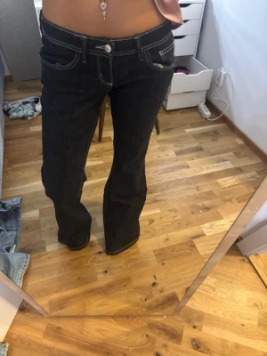 Svarta bootcut jeans från gina tricot - Säljer ett par svarta bootcut jeans från gina tricot