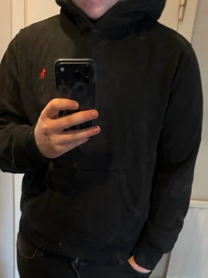Ralph lauren hoodie - Den är i ett mycket bra skick och har inga några skador alls. Den är även såklart äkta.