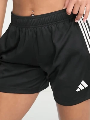 Helt nya shorts från Adidas - Svarta sportshorts från Adidas med vita ränder längs sidorna och logga framtill. De har elastisk midja och är tillverkade i ett lätt, syntetiskt material som passar perfekt för träning eller sportiga outfits.