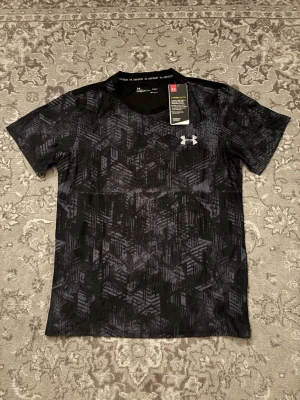 Under Armour Tshirt - Mängdrabatt finns! Ju fler plagg du köper, desto bättre pris kan jag ge!