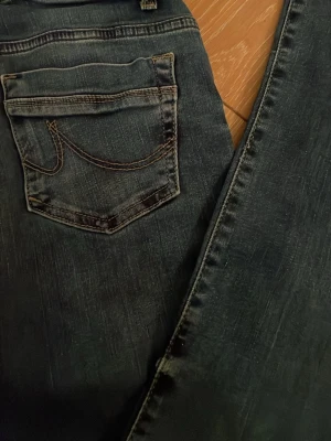 Mörkblå bootcut jeans från LTB - Snygga mörkblå bootcut jeans från LTB är uppsydda 