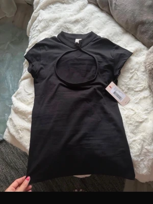 Nelly keyhole tee  - Säljer då jag int den passa just mig 