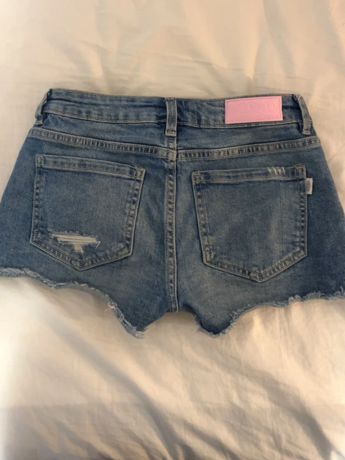 Blå jeansshorts med rosa detalj på baksidan - 1
