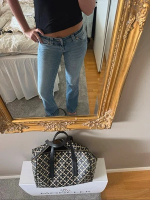 abrand jeans - perfekta jeans från abrand🙌storlek och allt står på bilder, hör av er vid frågor