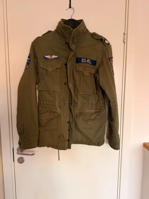 Grön Field jacket från Ralph lauren  - Säljer en olivgrön Field jacket från Ralph lauren som passa perfekt nu tilll hösten och även vintern. Den är inte tunn och inte heller tjock knappt använd. Storlek xs så den är tyvärr för liten.  Om du har frågor gällande passform och strlk skriv gärna 😁.