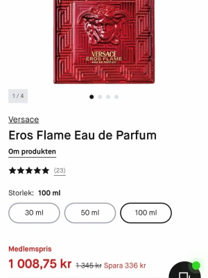 Versace Eros Flame Eau de Parfum - Versace Eros Flame Eau de Parfum är en exklusiv parfym i en lyxig röd flaska med guldtext och Medusa-huvud på framsidan. Förpackningen har ett elegant geometriskt mönster och utstrålar premiumkänsla. Perfekt för dig som vill ha en doft med attityd och stil.