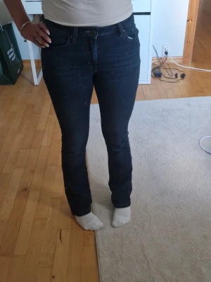 Bootcut jeans W25 L31 - Finna bootcut jeans från Lee i storlek W25 L31, använda nån enstaka gång. Det ska vara storlek 32 (xxs) men är i storlek xs-s
