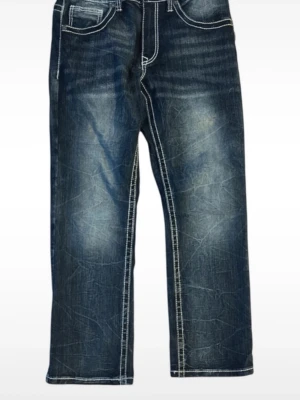 Mörkblå raka jeans med kontrastsömmar - Säljer ett par mörkblå jeans med raka ben och tydliga kontrastsömmar. Jeansen har slitna detaljer och klassisk femficksmodell. Materialet är denim med en tvättad look och vita sömmar som sticker ut.