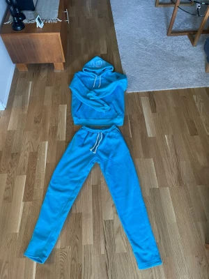 Syns World Dress/ Hoodie/Mjukisbyxor - Aldrig använd. Köp antingen allt eller i dela,r allt 500kr, hoodie 250kr ,byxor 250kr 