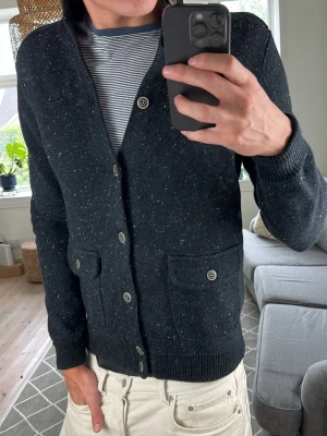 Cardigan Stickad mörkgrå/svart - Super snygg och trendig! Perfekt nu under sommarkvällarna. Mått: A:50 B:44 C:40 D:64 (cm) Skriv vid fundering 😇🙌