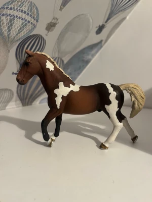 schleich Hästar  - Handmålade små hästar från märket schleich om det stavas så. Fina. Kanske ngn repa men kul om man gillar att måla om dom. Priset är för båda tsm