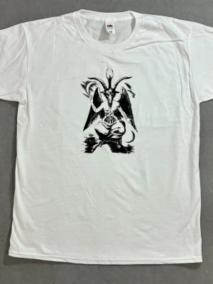 Baphomet t shirt  - Ny t shirt kommer med extra gåva snyggt förpackat 