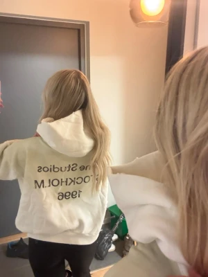 Vit hoodie  - Köpte av en tjej här på plick och säljer nu vidare då den inte kommit till användning🤗🤗 Helt ny med prislapp kvar!😍 När jag fick hem hoodien hade den en lukt. Det är däremot inget jag inte tror man kan få bort i tvätten!😇 gissar att det är något som sitter i sen produktion