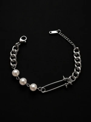 Ny armbandsdesign. Var stilren!  - Finns både i silverfärg och guldfärg. Armbandets design är inspirerad av halsbandet Maria Nilsdotter. På den sista bilden kan du se halsbandet.Armbandets längd är justerbar.