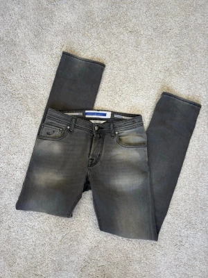 Jacob cohen nick - Super snygga Jacob cohens i storlek 29! Snygga fades och passform. Nypris 5500kr! Mitt pris endast 1199! Jätte bra skick med utan skador eller liknade. Skriv vid frågor! Kvitto finns från care of Carl.