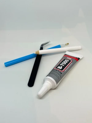 Bedezzel kit stor med strasstenar - Ett komplett kit för nageldekoration med verktyg, B-7000 lim och ett stort sortiment av färgglada strasstenar i olika nyanser. Perfekt för att skapa kreativa och unika nageldesigner. Innehåller pincett, penna och lim för enkel applicering.