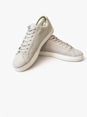 Daniel De Prato sneakers – Storlek 42 - Snygga och stilrena sneakers i ljusbeige/grått suede. Klassisk minimalistisk design som passar till det mesta. Skick: Bra skick. Lätt använda men nyligen rengjorda. Inga hål eller stora defekter. Sulorna har normalt slitage. Storlek: 42 Perfekta som sommarskor eller vardagssneakers. Pris kan diskuteras vid snabb affär.