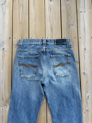 Nudie jeans average joe - Säljer dessa snygga nudie jeansen i den populära modellen ”average joe”, storlek W30 L34! De har egengjorda slitningar på fickorna vilket gör de riktigt schyssta. Nudie ”märket” där bak är borta men det är inget som påverkar utseendet negativt enligt mig. Hör gärna av dig vid funderingar😁