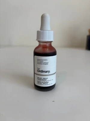 AHA 30% + BHA 2% Peeling Solution - Säljer en AHA 30% + BHA 2% Peeling Solution från The Ordinary. Kommer i en genomskinlig glasflaska med pipett och vit etikett. Innehållet är rödaktigt och flaskan rymmer 30 ml. Perfekt för exfoliering och att boosta glow i hudvårdsrutinen.