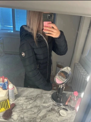 Marinblå pufferjacka från Colmar - Säljer min jättefina colmar jacka eftersom den tyvärr inte kommer till användning längre. Den är i mycket bra skick förutom att den saknar ena ”colmar märker” på ena fickan (se bikd4!).                  Köptes för 1115kr på vinted. Pris kan alltid diskuteras!!🙏🏼💗