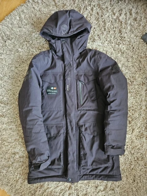 Svart parkas från Sail Racing - Säljer en svart parkas från Sail Racing. Köpte den förra året men grabben använde den 2 gånger så jackan är I nyskick. Strl. S och det är en herr modell. 