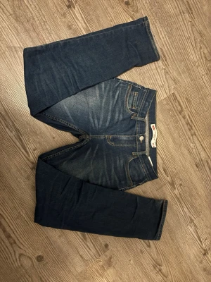 502 jeans - Säljer ett par klassiska mörkblå jeans från Levi's model 502, i storlek 14a