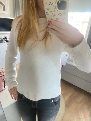 Vit stickad tröja - Vi stickad tröja från Vero Moda i storlek xs. I bra skick men lite nopprig. Säljer då den inte kommer till användning💞