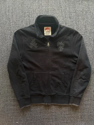 Tom tailor kofta ~ vintage  - Sjukt eftertraktad Tom Tailor kofta ~ vintage modell | st M | färg svart | bra skick | klassisk passform | sällsynt 2000’s modell | OBS kan gå ner lite i pris vid snabb affär! 🏄