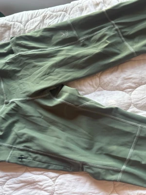 Träningsbyxor / leggings - Träningsbyxor med fickor på båda benen. Använt flertalet gånger. Inget som är sönder. Varan har små tecken på användning.