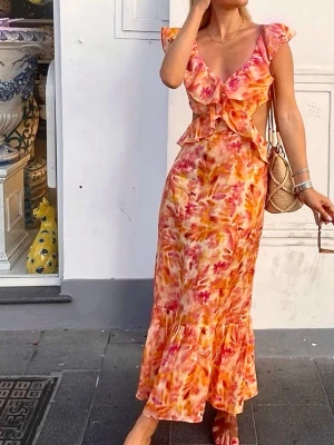 Zara orange-rosa blommig långklänning med volang - Funderar på att sälja denna superfina och populära klänningen från Zara då den tyvärr inte kommer till så mycket användning längre. Säljer bara om jag får ett bra pris då jag älskar den så mycket❤️‍🔥