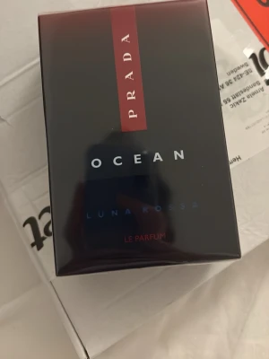 Prada Luna Rossa Ocean Le Parfum - Upptäck Prada Luna Rossa Ocean Le Parfum – en elegant parfym i en mörkblå, stilren förpackning med röda och vita detaljer. Doften kombinerar fräscha och marina toner för en modern känsla. Perfekt för dig som gillar exklusiva och trendiga dofter.