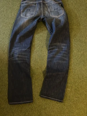 J. Lindberg Jeans - Använda 2-3 gånger bara.  Längd -105 cm. Midja -40cm. Ben öppning- 19 cm. W31 L 34. Pris går att diskutera. 