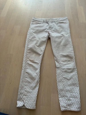 Jättefina Capri byxor - Jättefina Capri byxor/jeans!! Skicket syns på bilderna. Om du har några frågor eller vill ha mer information är det bara att fråga💞
