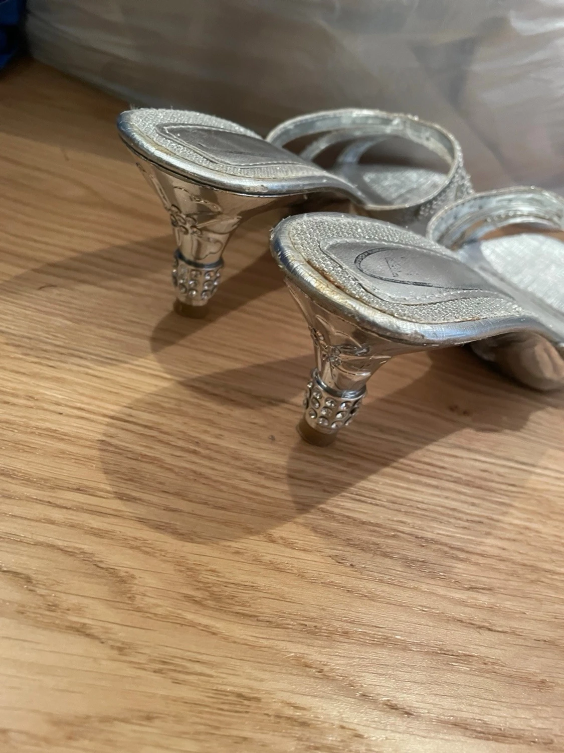Silvriga kitten heels med strassdetaljer - 3