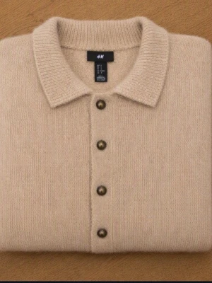 Beige cardigan/overshirt - strl M - Nu säljer jag min fina cardigan då storleken längre inte passar mig längre.. Denna modell säljs längre inte i H&M och är unik. Den är endast använd ett fåtal gånger och är i mycket bra skick.