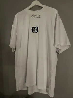 INTRESSEKOLL! Vit oversized ODZ t-shirt - Intressekoll på en signerad odz t-shirt, köpte för 400kr på en konsert men vill ha mer än så pågrund av signeringen. Storlek L då d ej fanns några andra kvar. Går förmodligen inte att tvätta så jag skulle inte försöka tvätta den då signeringen troligtvis kommer försvinna.